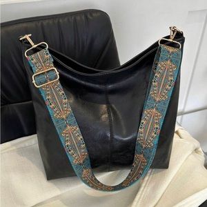 NEW, Bucket/Crossbody purse, Hobo Bag, black, a/ exchangeable Aztec Print strap